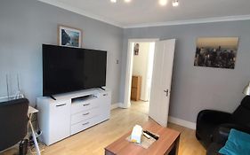 2 Bed Flat Near Station With Parking&Comgarden
